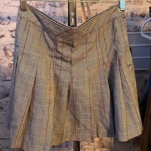 H&M short plaid skirt. Like new. Size 6.